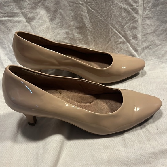AEROSOLES Shoes - Aerosoles Nude Beige Pumps, 8.5, Patent Leather, Pointed Toe